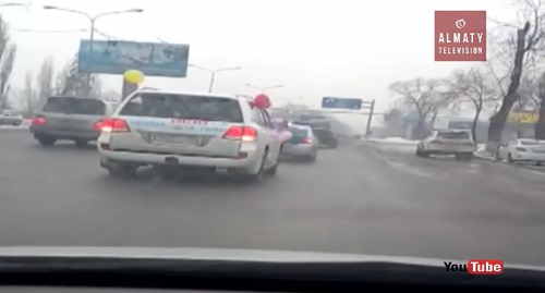 Алматыда куәгер кортеждің алдында келе жатқан полиция көлігін видеоға түсіріп алды