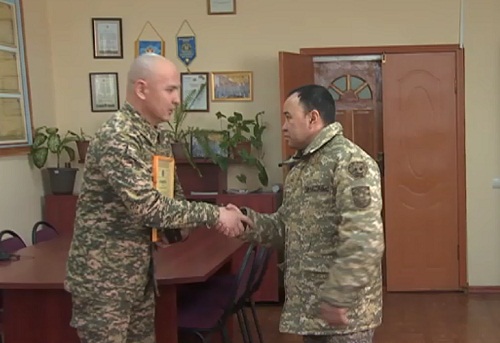 Алматының әскери қызметкері қос бүлдіршінді өлімнен құтқарды