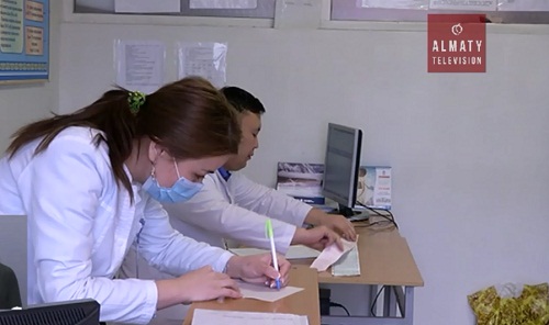 В Казахстане домохозяйки и безработные будут платить в ФОМС 5% от минимальной зарплаты