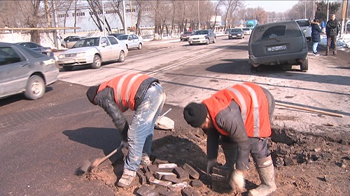 ДТП из-за ямы на проспекте Суюнбая произошло в Алматы