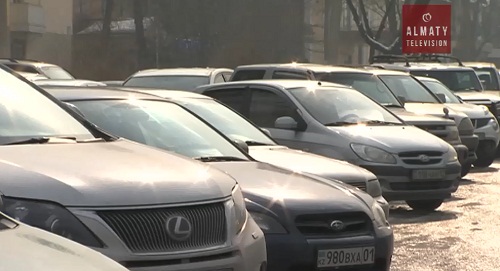 Жители Бостандыкского района возмущены ценой за парковку у метро
