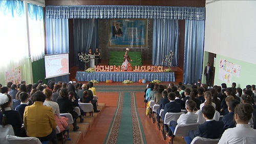 Школьники в Алматинской области посвятили стихи учителям и мамам
