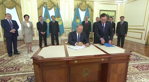 Президент Казахстана подписал закон о внесении изменений в Конституцию