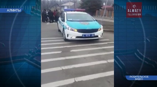 В Алматы патрульная машина сбила ребёнка на пешеходном переходе