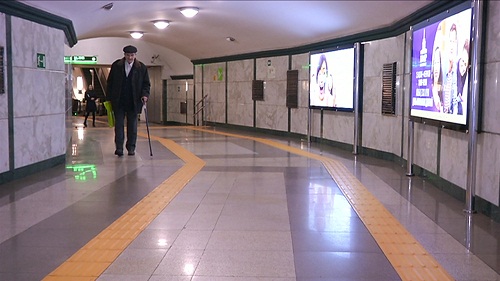Незрячие пассажиры метро Алматы недовольны качеством тактильной навигации