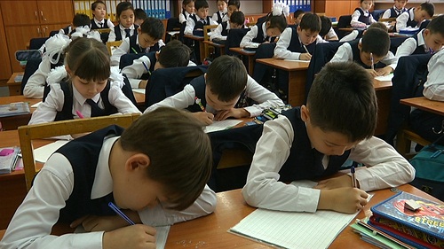 В Казахстане с сентября ученики 1, 2 и 7 классов будут заниматься по новым учебникам