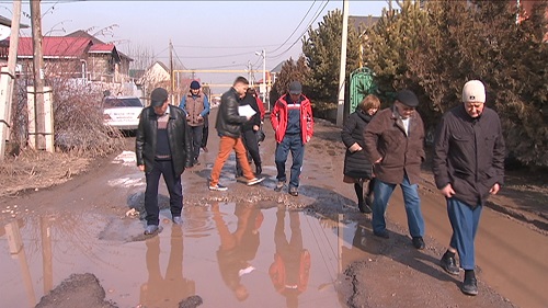 Жители алматинского м-на Калкаман-2 жалуются на отсутствие дорог и канализации