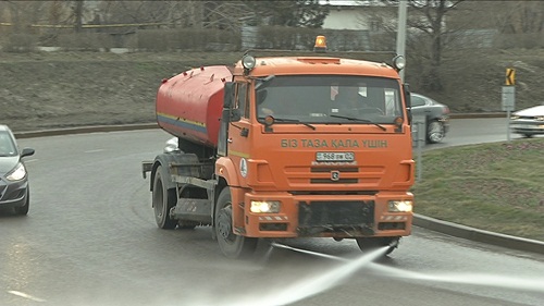 Коммунальные предприятия Алматы очищают городские автодороги от песка