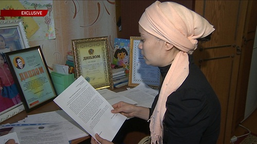 В Алматы вдова известного актера может оказаться с детьми на улице