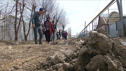 Жители м-на в Алматы более полугода вынуждены жить без дороги 