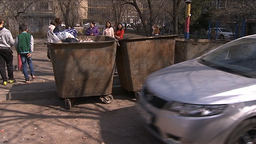 В Алмалинском районе Алматы мусорные контейнеры разместили на детской площадке 