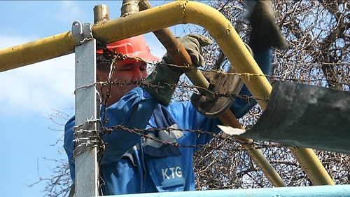 В Алматы аварийные службы заваривают незаконные отводы от газопровода