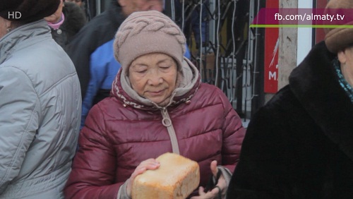 В Алматы раздают бесплатный хлеб