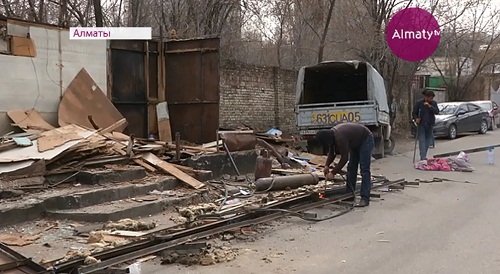 В Алматы демонтируют незаконные киоски