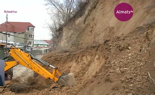 В Алматы в м-не Баганашыл сошел оползень