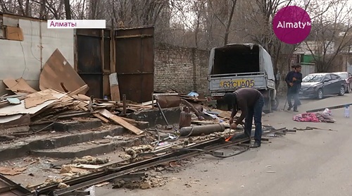 В Алматы продолжается снос киосков
