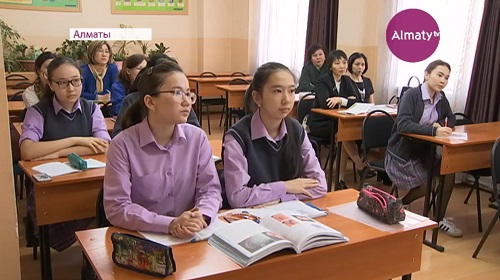 Алматыдағы мектептерде үш тілді білім беру жүйесі кезеңмен енгізіліп келеді