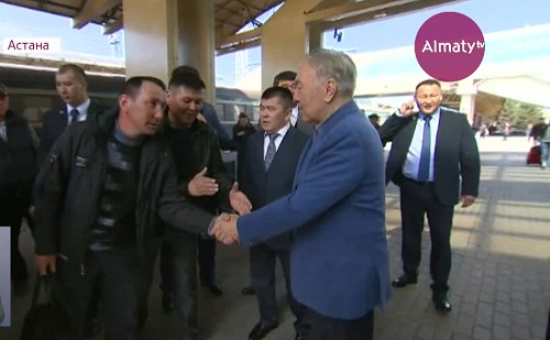 Нурсултан Назарбаев на улицах Астаны поговорил с жителями