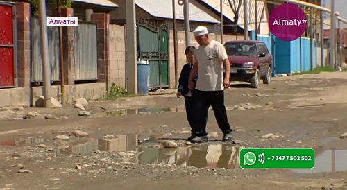 В Алматы жители микрорайона Калкаман-2 пожаловались на разбитые дороги 