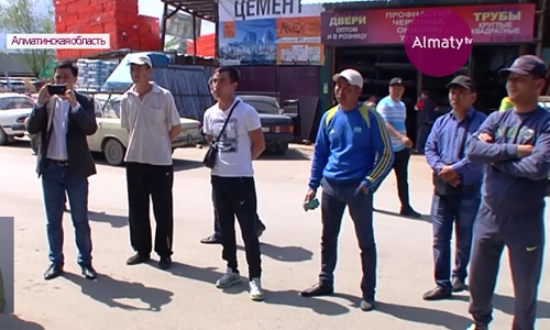 Сотрудники Управления по делам молодёжной политики обходят рынки Алматы с разъяснениями 