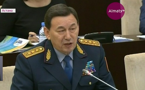 Дорожным полицейским Казахстана могут вернуть жезлы