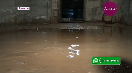 Жители новых домов в м-не Мамыр-1 жалуются на сырость в квартирах и затопленные подвалы 