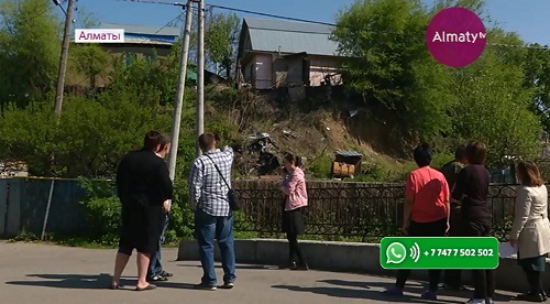 Жители Медеуского района Алматы боятся, что из-за дождей разрушатся их дома