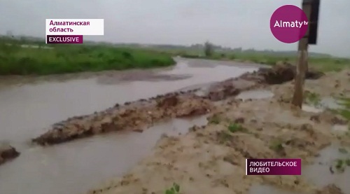 Жители микрорайона Айганым Алматинской области жалуются на грунтовые воды
