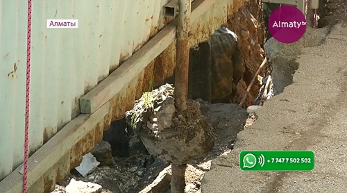 Работы по прокладке канализации на одной из улиц Алматы испугали ее жителей