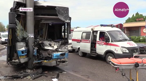 Крупное ДТП с участием внедорожника и пассажирского автобуса произошло в Алматы 