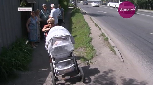 Из-за отсутствия тротуара жители одной из улиц Алматы ходят по обочине автострады