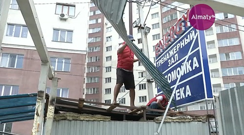 В Алматы продолжают избавляться от нелегальных киосков
