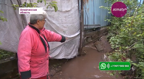На протяжении 27 лет паводковая вода топит дома на одной из улиц Талгара