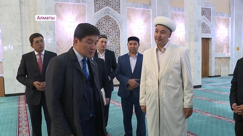 В Центральной мечети Алматы заработал терминал для пожертвований