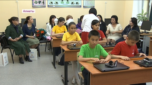 Кабинеты информатики открывают в школах Алматы для незрячих детей
