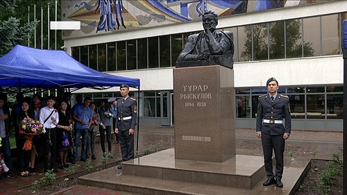 Алматинцы возложили цветы к памятнику Турара Рыскулова