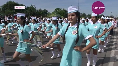 В Алматы прошел первый в Казахстане детский парад музыкальных оркестров