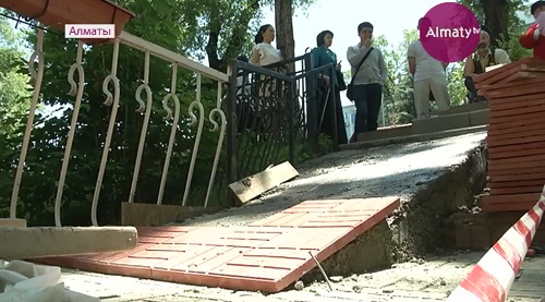 Аким Медеуского района Алматы проверил доступность соцобъектов для инвалидов
