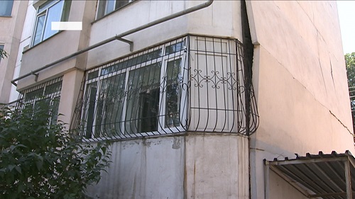 В Алматы жители пожаловались на покосившуюся многоэтажку