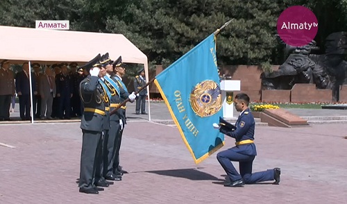 В Алматы курсанты военных вузов простились с альма-матер