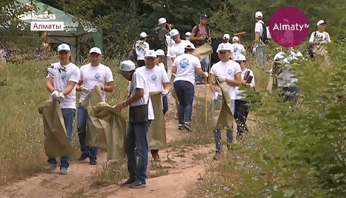 Волонтеры в Алматы решили очистить от мусора берега Аэропортовского озера