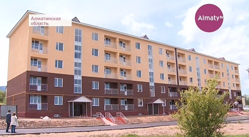 Долгожданную квартиру получила семья погибшего при теракте в Алматы полицейского