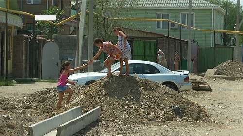 Ремонт дороги на одной из улиц в м-не Калкаман в Алматы затянулся на 4 месяца