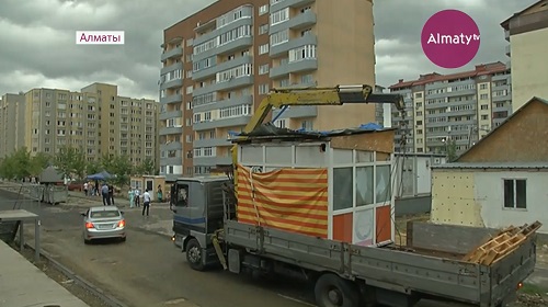 В Алатауском районе снесли незаконные киоски