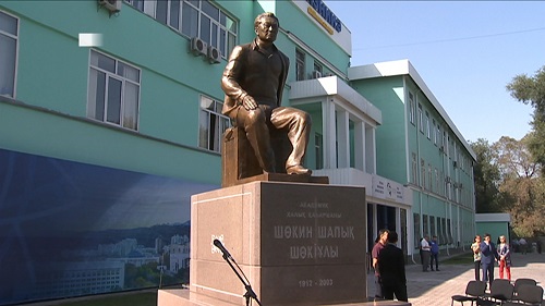 В Алматы установили памятник крупному ученому-энергетику Чокину 