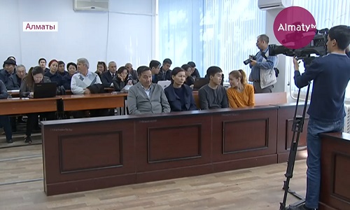 В Алматы вынесли приговор судье, обвиняемому в самосожжении многодетной матери