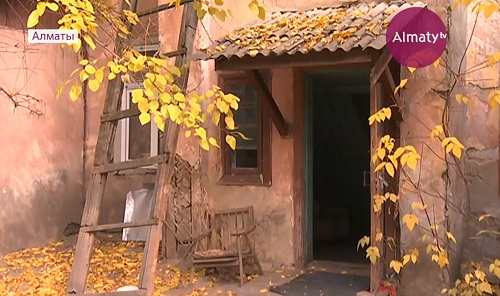 Жители Жетысуского района Алматы обеспокоены состоянием аварийного дома