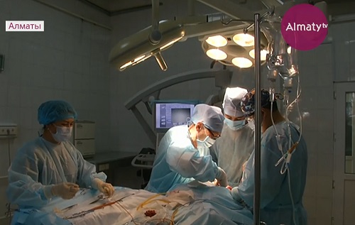 Уникальную операцию онкологи провели в присутствии журналистов в Алматы 