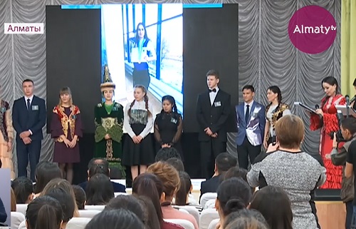 Знатоков госязыка среди русскоговорящих школьников и студентов выбирали в Алматы