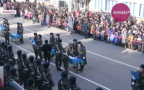 В элитных воинских частях Алматы и Астаны новобранцы приняли присягу